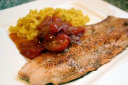 Saiblingsfilet mit Safranrisotto und geschmolzenen Tomaten